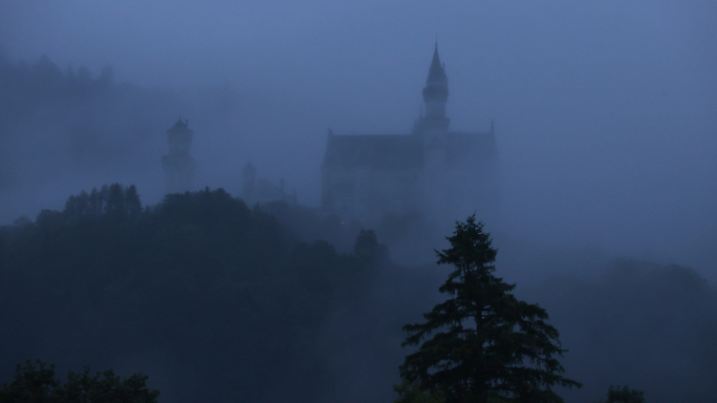 05.08.2021, Bayern, Schwangau: Wolkenverhangen ist das Schloss Neuschwanstein am frühen Morgen. Foto: Karl-Josef Hildenbrand/dpa +++ dpa-Bildfunk +++