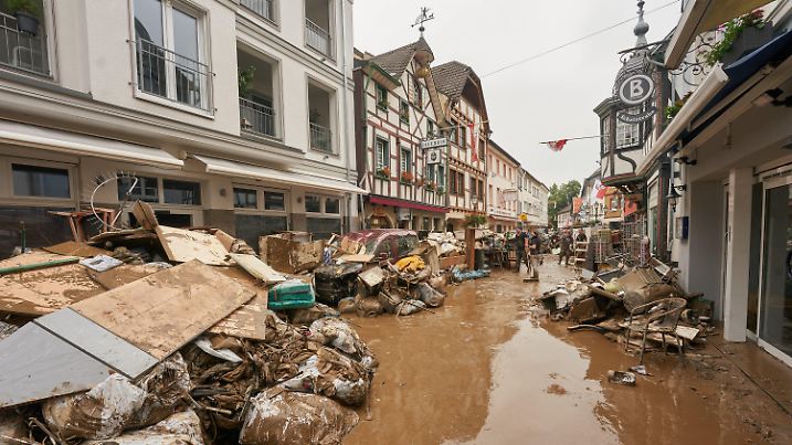 ARCHIV - 17.07.2021, Rheinland-Pfalz, Bad Neuenahr-Ahrweiler: Anwohner und Ladeninhaber versuchen, nach der verheerenden Hochwassernacht ihre Häuser vom Schlamm zu befreien und unbrauchbares Mobiliar nach draußen zu bringen. (zu dpa "FAZ»: Trotz präziser Warnung erst spät Katastrophenfall ausgerufen") Foto: Thomas Frey/dpa +++ dpa-Bildfunk +++