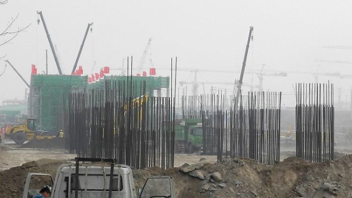 Die Baustelle des neuen Flughafens von Peking (China), etwa 60 Kilometer südlich vom Stadtzentrum, aufgenommen am 30.03.2017. Nach seiner Fertigstellung im Juli 2019 sollen jährlich 45 Millionen Passagiere abgefertigt werden. (zu dpa «Grüße an Berlin: Peking baut im Eiltempo größten Flughafen der Welt» vom 10.04.2017) Foto: Jörn Petring/dpa +++(c) dpa - Bildfunk+++