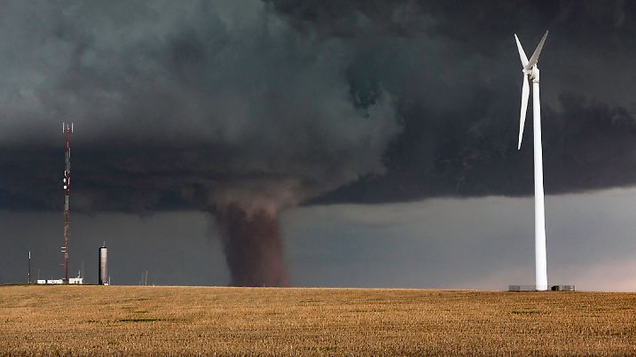Tornado, Windhose im Hintergrund. Ist der Klimawandel schuld?