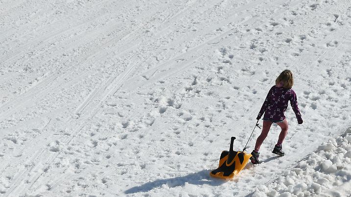11.08.2021, Bayern, Grainau: Ein Kind zieht auf der Rodelbahn auf dem Zugspitzplatt einen Schlitten den Hügel hoch. Foto: Angelika Warmuth/dpa +++ dpa-Bildfunk +++