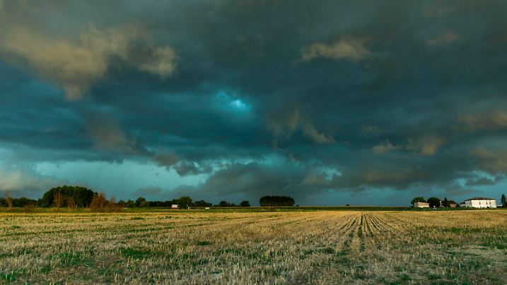  200724 Unwetter. Eine riesige Gewitterfront ist am Freitagmorgen über Norditalien hinweg gezogen. Ein sogenanntes Bow Echo brachte starke Unwetter mit sich. Nahe Bozzolo zog die Unwetterfront mit einer riesigen Shelf cloud auf. Was für eine bedrohliche Stimmung mitten in der Po-Ebene. Es folgten heftiger Starkregen und Hagelschlag. Auf den Feldern lag der Hagel mehrere Zentimeter hoch. Teilweise waren die Felder weis. Auch am Straßenrand gab es jede Menge Hagel. Meist um die 3 cm. Die Unwetterfront zieht aktuell in Richtung Kroatien. Urlauber sollten daher heute einen Blick an den Himmel wagen. Solch bedrohliche Unwetterfronten kennt man eigentlich nur aus Amerika, heute gab es diese jedoch in Mitteleuropa. Bozzolo Italien *** 200724 S