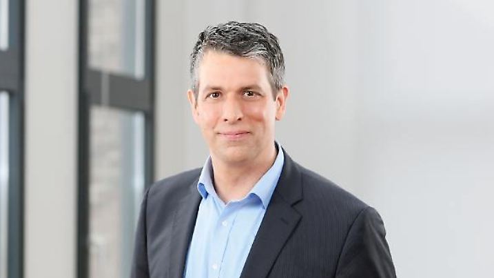 Das Bild zeigt den RTL-Meteorologen Björn Alexander