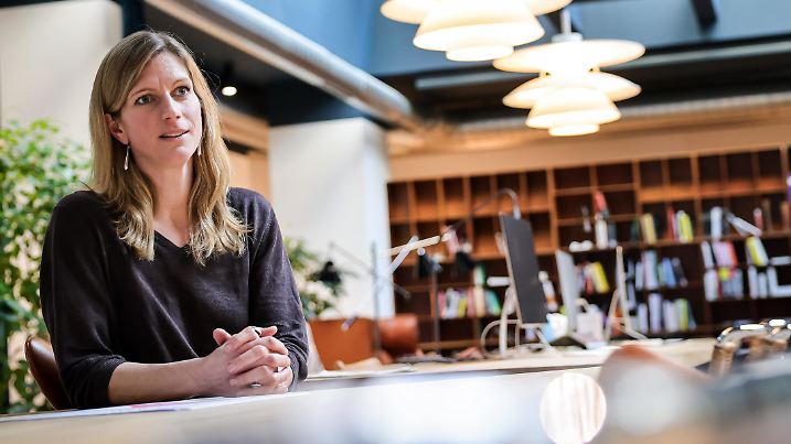 Maja Göpel, Politökonomin, verschränkt bei einem Fototermin in der Denkfabrik «The New Institute» die Hände. Göpel plädiert für eine radikale Wende hin zu nachhaltigem Wirtschaften. (zu dpa «Maja Göpel findet Corona-Krise «pillepalle» gegen Klimawandel»)