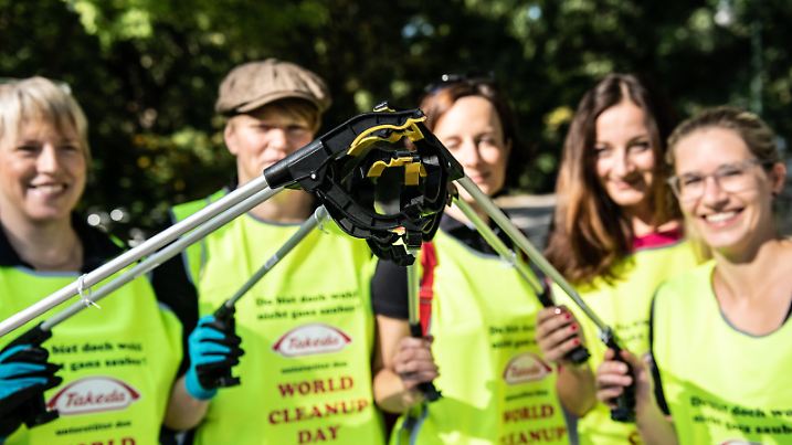 15.09.2018, Berlin: Teilnehmer am "World Cleanup Day" zeigen vor dem Start der Reinigungsaktion im Treptower Park ihre Müllzangen. Zahlreiche Menschen waren dem Aufruf von Net Impact, einem weltweiten Zusammenschluss von Studierenden und Fachleuten, die positiven Wandel vorantreiben wollen, gefolgt. Mit Müllsäcken und Zangen reinigten sie ab dem Morgen den Treptower Park und den Plänterwald. Weltweit säubern im Rahmen der Umweltbewegung Millionen Menschen Straßen, Parks, Strände, Wälder und Flussufer. Foto: Paul Zinken/dpa
