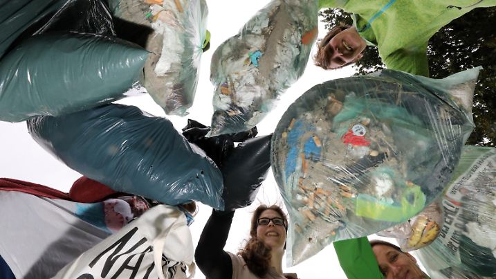 15.09.2018, Mecklenburg-Vorpommern, Kühlungsborn: Teilnehmer einer Müllsammelaktion am Ostseestrand zeigen ihre gefüllten Abfallsäcke. Mehrere Organisationen haben am "International Coastal Cleanup Day" zu Sammelaktionen an verschiedenen Orten aufgerufen. Weltweit säubern im Rahmen der Umweltbewegung Millionen Menschen Straßen, Parks, Strände, Wälder und Flussufer. Foto: Bernd Wüstneck/dpa