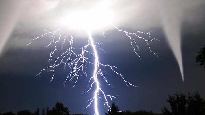  tornado PUBLICATIONxINxGERxSUIxAUTxONLY Copyright: xDanielLorettox Panthermedia07198981