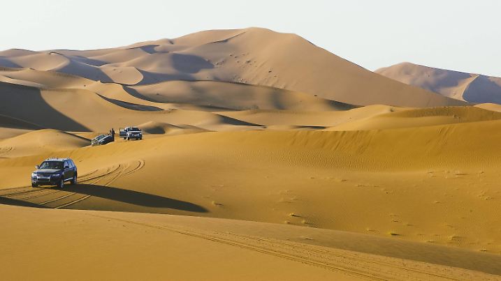 Morocco, desert, off-road vehicles on dune PUBLICATIONxINxGERxSUIxAUTxHUNxONLY OCMF00282