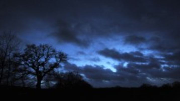 Sturmwolken ziehen am Samstag (01.03.2008) über den Hamburger Nachthimmel. Das Sturmtief Emma fegte mit Windgeschwindigkeiten von bis zu 150 km/h über Deutschland hinweg. Für Sonntag sagen die Meteorologen eine Wetterberuhigung voraus. Foto: Maurizio Gambarini dpa/lno +++(c) dpa - Bildfunk+++