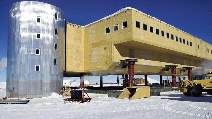 Blick auf die im Bau befindliche neue Forschungsstation der amerikanischen Amundsen-Scott Südpolstation in der Antarktis, aufgenommen am 4.12.2002. Das Gebäude wird auf Stelzen errichtet und soll bis 2007 fertiggestellt sein.