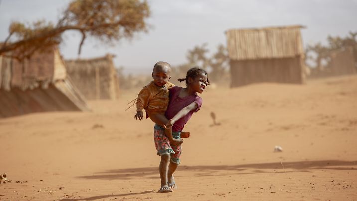 ARCHIV - 11.06.2021, Madagaskar, Amboasary District: Kinder im Süden Madagaskars. Die schlimmste Dürre seit 40 Jahren gefährdet in dem vor Afrikas Ostküste gelegenen Inselstaat Madagaskar das Leben hunderttausender Menschen. Betroffen seien vor allem aber auch die Kinder, warnte die Hilfsorganisation Save the Children. Zehntausende stehen in Madagaskar kurz vor dem Hungertod. Seit vier Jahren herrscht Dürre. Es gibt kein sauberes Trinkwasser, nichts zu Essen. Und Regen ist nicht in Sicht. (zu dpa: «Hungersnot in Madagaskar: Menschen essen Lehm und Blätter») Foto: Tsiory Andriantsoarana/WFP/dpa - ACHTUNG: Nur zur redaktionellen Verwendung und nur mit vollständiger Nennung des vorstehenden Credits. Das Foto darf nicht verändert werden! +++ dpa-Bildfunk +++