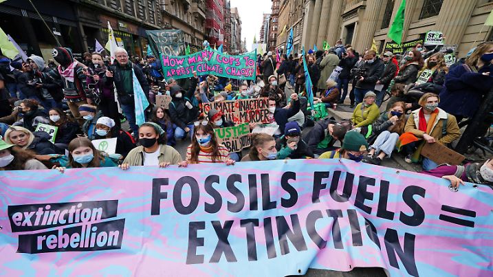 November 3, 2021, Glasgow, UK: Members of Extinction Rebellion during a protest on St Vincent Street, during the Cop26 summit in Glasgow. Picture date: Wednesday November 3, 2021. Glasgow UK PUBLICATIONxINxGERxSUIxAUTxONLY - ZUMAp134 20211103_zba_p134_321 Copyright: xJanexBarlowx