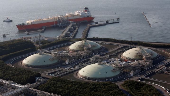 FILE PHOTO: Liquefied natural gas (LNG) storage tanks and a membrane-type tanker are seen at Tokyo Electric Power Co.'s Futtsu Thermal Power Station in Futtsu, east of Tokyo, Japan, February 20, 2013. REUTERS/Issei Kato/File Photo