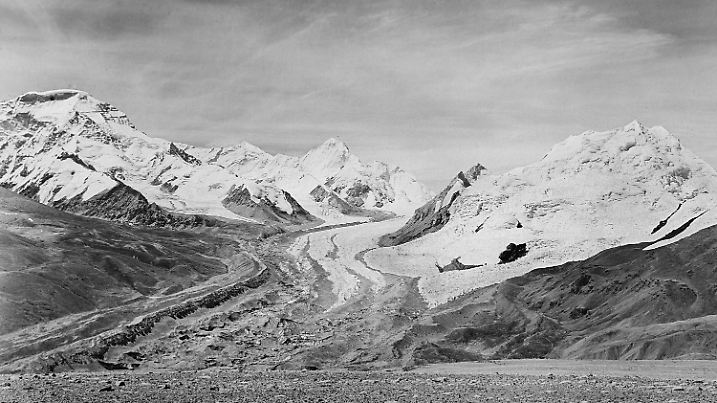 epa02966121 A black and white handout picture provided by non-profit organization GlacierWorks on 14 October 2011 shows a photograph of the Kyetrak Glacier in the Himalaya Mountains, Tibet, in 1921. The image is part of an exhibition, entitled Rivers of Ice: Vanishing Glaciers of the Greater Himalaya, that has gone on display at the Royal Geographical Society in London, Britain, on 03 October 2011. The exhibit presents the work of US photographer, filmmaker and mountaineer David Breashears, Executive Director of NGO GlacierWorks, who has led eight expeditions to the region between 2007 and 2010, in an effort to retrace the steps of photographers such as Major E.O. Wheeler, George Mallory, and Vittorio Sella. The exhibit, that runs until 11 November 2011, compares Breashears' contemporary pictures with historical photographs, aiming to reveal the notable glacial loss in the Greater Himalayan region. EPA/ROYAL GEOGRAPHICAL SOCIETY, 1921 / HANDOUT MANDATORY CREDIT. The image may only be used in context of the exhibition. HANDOUT EDITORIAL USE ONLY/NO SALES  +++(c) dpa - Bildfunk+++