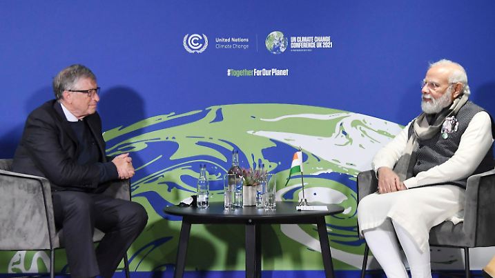 02.11.2021, Großbritannien, Glasgow: Bill Gates (l), Microsoft-Gründer, und Narendra Modi, Premierminister von Indien, unterhalten sich während eines bilateralen Treffens am Rande des UN-Klimagipfels COP26 im Glasgow Science Centre. Foto: Pib/Pib/Planet Pix via ZUMA Press Wire/dpa +++ dpa-Bildfunk +++