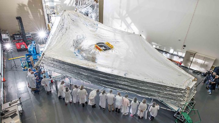 Ausgefaltetes Sonnenschild des James-Webb-Teleskops