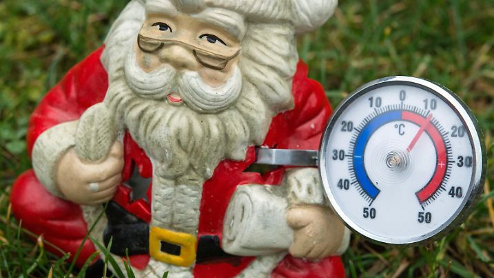 ILLUSTRATION: Eine Weihnachtsmann-Figur mit einem Thermometer, das knapp über 10 Grad Celsius anzeigt, ist am 19.12.2014 auf einer grünen Wiese in Sieversdorf im Landkreis Oder-Spree (Brandenburg) zu sehen. Mild, nass und trüb - kräftige Böen blasen am Freitag die Aussichten auf weiße Weihnachten in weiten Teilen von Deutschland endgültig fort. Sie treiben viel Regen vom Atlantik über das Land und bekommen immer wieder Nachschub. Foto: Patrick Pleul/dpa |