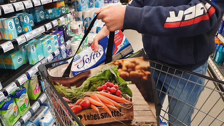 Freiburg Themenbild - ab 2022 keine Plastiktüte, Mehrwegplastiktüte, Einwegplastiktüte, Plastiktuete, Knotenbeutel, Plastikbeutel im Supermarkt, Discounter nicht mehr erlaubt Themenbild - ab 2022 keine Plastiktüte, Mehrwegplastiktüte, Einwegplastiktüte, Plastiktuete, Knotenbeutel, Plastikbeutel im Supermarkt, Discounter nicht mehr erlaubt Kunde mit Aldi Mehrwegtüte, Mehrwegplastiktüte, und Netto Einwegplastiktüte, Plastiktüte mit Waren im Einkaufswagen in einem Supermarkt in Freiburg. *** Freiburg Theme picture from 2022 no plastic bag, reusable plastic bag, disposable plastic bag, plastic bag, knot bag, plastic bag in supermarket, discounters no longer allowed Theme picture from 2022 no plastic bag, reusable plastic bag, di Copyright: xFleigx/xEibner-Pressefotox EP_dfg