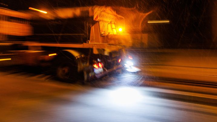 26.11.2021, Baden-Württemberg, Furtwangen im Schwarzwald: Ein Fahrzeug des Winterdienstes verteilt Streusalz auf dem Asphalt, der mit frisch gefallenem Schnee bedeckt ist. Foto: Philipp von Ditfurth/dpa +++ dpa-Bildfunk +++