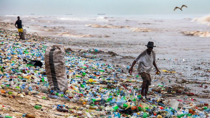 ARCHIV - 13.06.2016, Ghana, Accra: Ein Mann sammelt verwertbares Material am verschmutzten Korle Gono Strand. (zu dpa "EU-Staaten bringen Verbot von Einweg-Plastik auf den Weg" vom 31.10.2018) Foto: Christian Thompson/EPA/dpa +++ dpa-Bildfunk +++