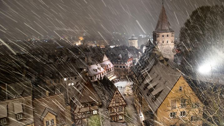 dpatopbilder - 08.12.2021, Bayern, Nürnberg: Schnee fällt über der Altstadt. Foto: Daniel Karmann/dpa +++ dpa-Bildfunk +++