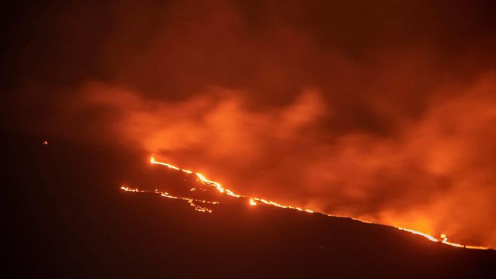 News Themen der Woche KW49 News Bilder des Tages Lava continues flowing from the Cumbre Vieja volcano in La Palma, Canary Islands, Spain, late 08 December 2021 issued 09 December 2021. The volcano continues active since it s eruption started 19 September 2021. Cumbre Vieja volcano eruption ACHTUNG: NUR REDAKTIONELLE NUTZUNG PUBLICATIONxINxGERxSUIxAUTxONLY Copyright: xMiguelxCalerox GRAF975 20211209-00607362056637c5baf2b144052680c8f5f91597