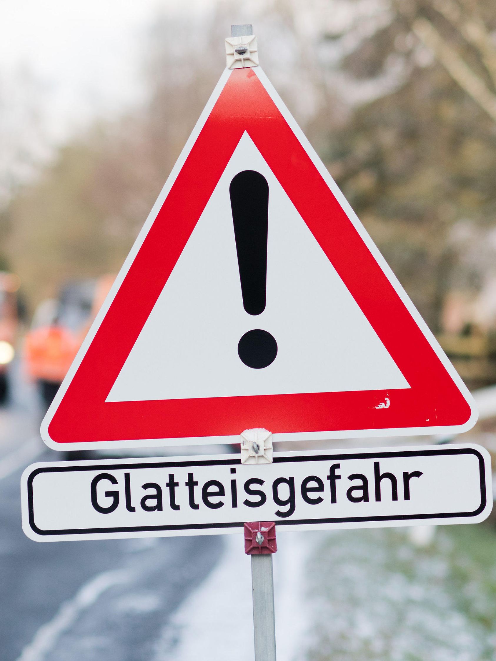 26.02.2018, Niedersachsen, Emmerthal: Ein Schild weist im Landkreis Hameln-Pyrmont auf Glatteisgefahr hin. Foto: Julian Stratenschulte/dpa +++ dpa-Bildfunk +++