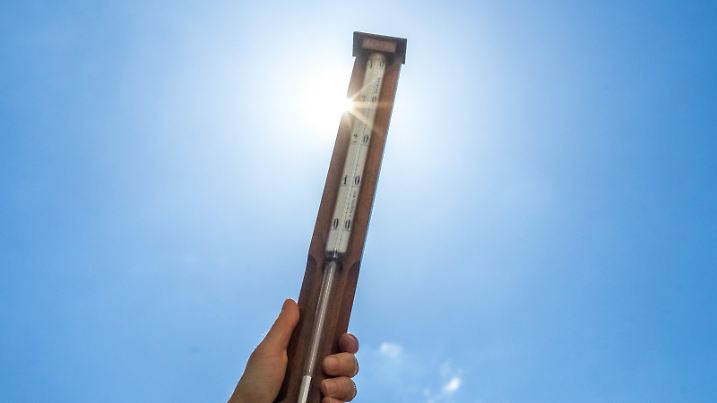 ABD0111_20210622 - WIEN - ÖSTERREICH: ++THEMENBILD++ Illustration zu den Themen Wetter / Hitze / Sommer. Im Bild: Ein Thermometer zeigt am Montag, 22. Juni 2021, eine Temperatur von über 30 Grad Celsius an. - FOTO: APA/GEORG HOCHMUTH - 20210622_PD4393