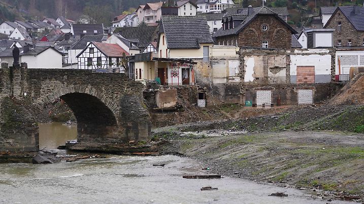 Die Ortschaft Rech im Ahrtal ist nach der Flutkatastrophe trist und grau, überall sind noch Spuren von Schlamm und Zerstörung zu sehen. Viereinhalb Monate nach dem Hochwasser im Ahrtal harren immer noch viele Flutopfer in Ausweichquartieren aus.