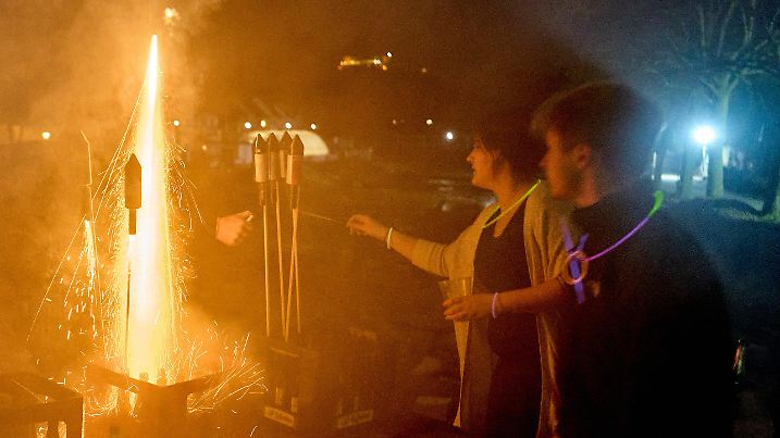 01.01.2022, Rheinland-Pfalz, Ahrweiler: Helfer und Betroffene schießen am Ufer der Ahr auf den Resten einer von der Hochwasserkatastrophe zerstörten Brücke Feuerwerkskörper ab. Foto: Thomas Frey/dpa +++ dpa-Bildfunk +++