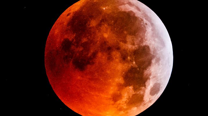 21.01.2019, Schweiz, Allaman: Eine totale Mondfinsternis ist in Allaman abgebildet. Foto: Valentin Flauraud/KEYSTONE/dpa +++ dpa-Bildfunk +++