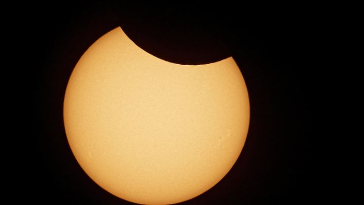 ARCHIV - 10.06.2021, Nordrhein-Westfalen, Köln: Nur ein kleiner Teil der Sonne wird bei einer Partiellen Sonnenfinsternis vom Mond verdeckt. Das Bild wurde mit einem Teleskop mit 2000mm Brennweite und einer Nikon Z6 gemacht. Eine totale Mondfinsternis im Mai und eine partielle Sonnenfinsternis im Oktober hat das neue Jahr Sternenfreunden in Deutschland zu bieten. Eher bescheiden fällt hingegen einer der großen Sternschnuppen-Ströme aus.(zu dpa "Sonne, Mond und Sterne im Jahreslauf - Der Sternenhimmel im Jahr 2022") Foto: Henning Kaiser/dpa +++ dpa-Bildfunk +++