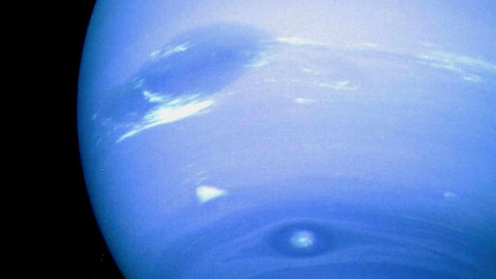 Das von der NASA-Raumsonde Voyager 2 am 21.8.2001 gemachte Foto zeigt den Planeten Neptun. Deutlich zu sehen sind in der Atmosphäre aus (farblosem) Wasserstoff und Helium sowie kleinen Mengen (blauem) Methan, die hellen Flecken.