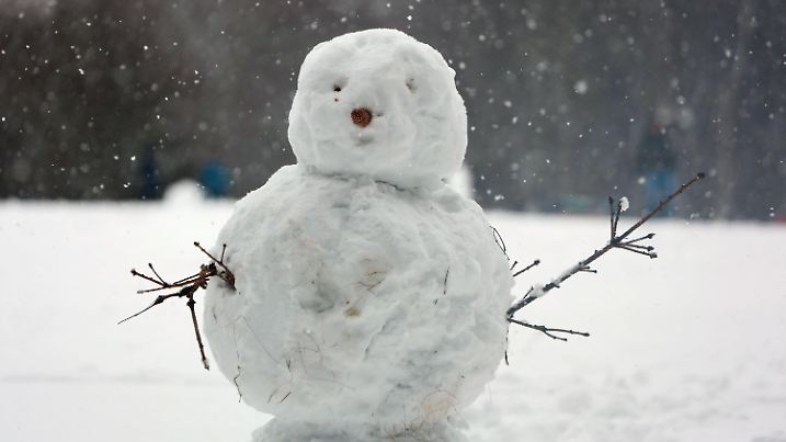 09.01.2022, Sachsen-Anhalt, Drei-Annen-Hohne: Gäste und Besucher genießen im winterlichen Wald bei Drei-Annen-Hohne die Landschaft und freuen sich über gebaute Schneemänner. Am letzten Ferienwochenende in Sachsen-Anhalt zog es noch einmal viele Besucher und Gäste in den Harz. Foto: Matthias Bein/dpa-Zentralbild/dpa +++ dpa-Bildfunk +++