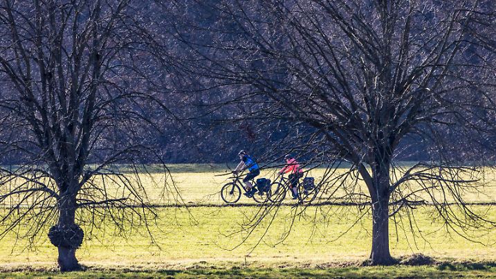  Frühlingswetter, Mülheim an der Ruhr, Deutschland Mülheim an der Ruhr, Deutschland. 21. Februar 2021. Mülheimer genießen das frühlingshafte Wetter im Februar mit Radtouren im Ruhrtal trotz der Corona-Pandemie. *** Spring weather, Mülheim an der Ruhr, Germany Mülheim an der Ruhr, Germany 21 February 2021 Mülheim residents enjoy spring-like weather in February with bike rides in Ruhr Valley despite Corona pandemic
