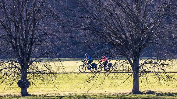  Frühlingswetter, Mülheim an der Ruhr, Deutschland Mülheim an der Ruhr, Deutschland. 21. Februar 2021. Mülheimer genießen das frühlingshafte Wetter im Februar mit Radtouren im Ruhrtal trotz der Corona-Pandemie. *** Spring weather, Mülheim an der Ruhr, Germany Mülheim an der Ruhr, Germany 21 February 2021 Mülheim residents enjoy spring-like weather in February with bike rides in Ruhr Valley despite Corona pandemic
