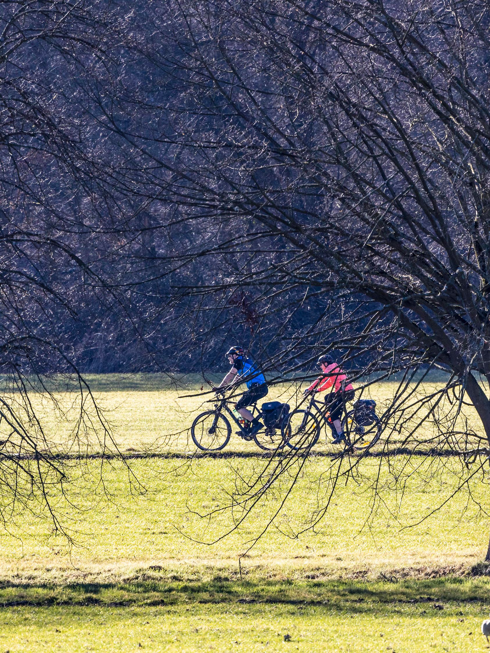  Frühlingswetter, Mülheim an der Ruhr, Deutschland Mülheim an der Ruhr, Deutschland. 21. Februar 2021. Mülheimer genießen das frühlingshafte Wetter im Februar mit Radtouren im Ruhrtal trotz der Corona-Pandemie. *** Spring weather, Mülheim an der Ruhr, Germany Mülheim an der Ruhr, Germany 21 February 2021 Mülheim residents enjoy spring-like weather in February with bike rides in Ruhr Valley despite Corona pandemic