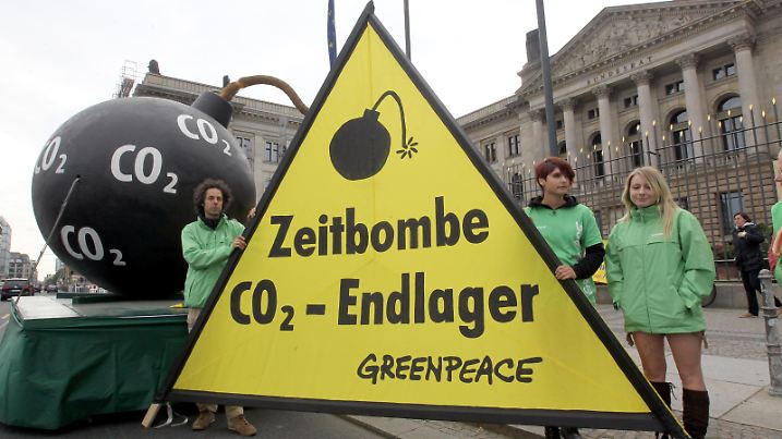 Umweltaktivisten von Greenpeace demonstrieren am Freitag (23.09.2011) vor dem Bundesrat in Berlin gegen CO2-Endlager in Deutschland. Der Bundesrat berät am Freitag u.a. über Käfighaltung bei Legehennen und über Kohlendioxid-Verpressung (CCS-Gesetz). Foto: Wolfgang Kumm dpa/lbn ++