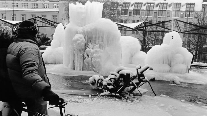 Die grimmige Kaelte, dei seit einigen Tagen ueber der Schweiz lastet, fuehrt nicht nur zu Kaelterekorden, sondern der kalte Winter entpuppt sich auch als "Eisplastiker", wie hier beim Tinguely-Brunnen in Basel, aufgenommen am 15. Januar 1987.