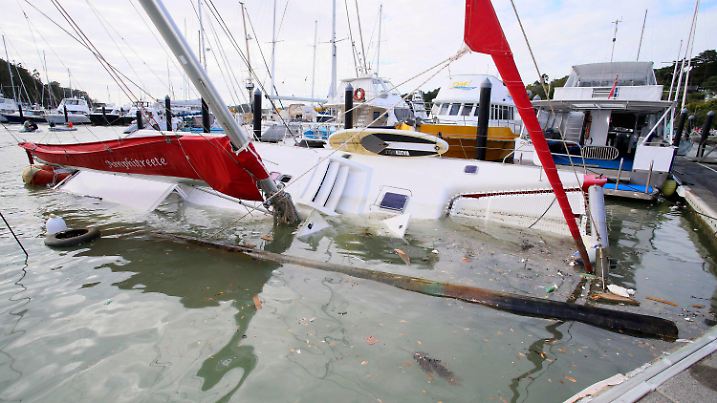 16.01.2022, Neuseeland, Tutukaka: Ein Boot droht im Hafen zu kentern, nachdem die Wellen eines Vulkanausbruchs in den Hafen geschwappt waren. Der gewaltige Ausbruch eines unterseeischen Vulkans in der Nähe des Inselreichs Tonga hat im Pazifik-Gebiet Flutwellen ausgelöst. Tsunami-Wellen wurden nicht nur in Tonga, sondern auch in Neuseeland, Japan und Fidschi registriert. Foto: Tanya White/NZME/AP/dpa +++ dpa-Bildfunk +++
