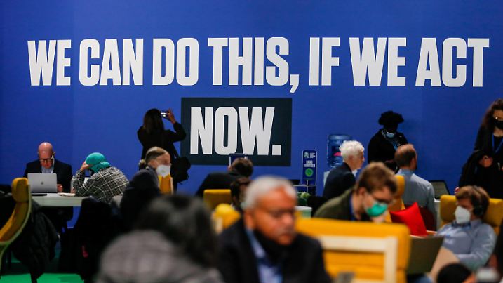  Day 10 Of COP26 UN Climate Conference In Glasgow Participants work in a common area during the tenth day of the COP26 UN Climate Change Conference, held by UNFCCC inside the COP26 venue - Scottish Event Campus in Glasgow, Scotland on November 9, 2021. COP26, running from October 31 to November to 12 in Glasgow, is the most significant climate conference since the 2015 Paris summit as the nations are expected to set new greenhouse gas emission targets in order to slow the global warming, as well as firming up other key commitments. Glasgow Scotland United Kingdom PUBLICATIONxNOTxINxFRA Copyright: xDominikaxZarzyckax zarzycka-day10ofc211109_npw7v