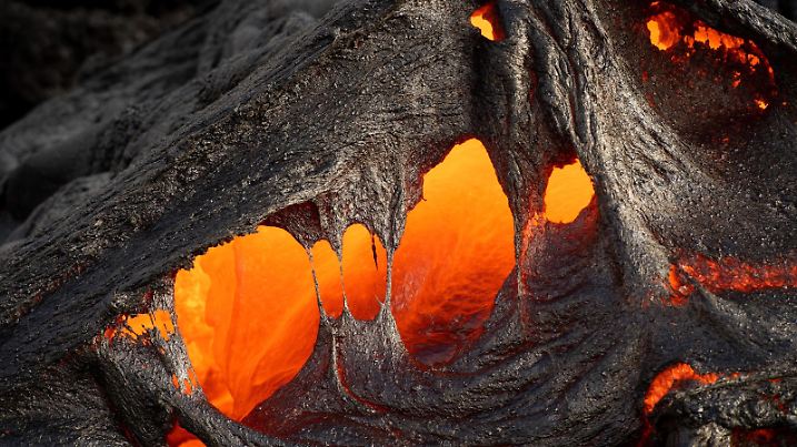 Glühende Lava, Lavastrom, Tafelvulkan Fagradalsfjall, Krsuvk-Vulkansystem, Reykjanes Halbinsel, Island, Europa Copyright: imageBROKER/OlafxKrüger ibxomk07232362.jpg Bitte beachten Sie die gesetzlichen Bestimmungen des deutschen Urheberrechtes hinsichtlich der Namensnennung des Fotografen im direkten Umfeld der Veröffentlichung!
