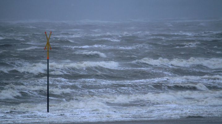 01.12.2021, Niedersachsen, Norderney: Vom Sturm aufgepeitschte Wellen treffen auf den Nordstrand der Insel Norderney. Sturmtief Daniel bringt am Mittwoch ungemütliches Wetter in den Norden. Der Seewetterdienst Hamburg gab für die Küstengebiete eine Sturmwarnung heraus. Für den Abend besteht laut Meteorologen eine Unwettergefahr durch orkanartige Böen. (zu dpa: "Wetterdienst warnt vor orkanartigen Böen an der Nordseeküste") Foto: Volker Bartels/dpa +++ dpa-Bildfunk +++