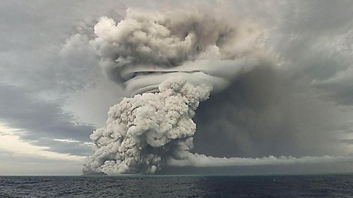 HANDOUT - 14.01.2022, Tonga, Hunga Ha'apai: Über dem Vulkan Hunga Ha'apai steigt in nordöstlicher Richtung eine große Asche-, Dampf- und Gaswolke bis in eine Höhe von 18-20 km über dem Meeresspiegel auf. Nach der gigantischen Eruption des Untersee-Vulkans Hunga-Tonga-Hunga-Ha'apai in der Südsee sind weite Teile des Inselreichs Tonga weiter von der Außenwelt abgeschnitten. Ob es Tote oder Verletzte gab ist ebenso unklar wie das Ausmaß der Schäden. Foto: Tonga Geological Services/ZUMA Press Wire Service/dpa - ACHTUNG: Nur zur redaktionellen Verwendung und nur mit vollständiger Nennung des vorstehenden Credits +++ dpa-Bildfunk +++