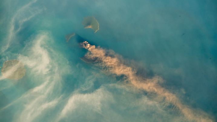 ARCHIV - 24.09.2018, Indonesien, Anak Krakatau Island: HANDOUT - Der Vulkan Krakatau auf der Insel Anak Krakatau ist ausgebrochen. (zu dpa «Rekord-Raumfahrer Alexander Gerst kommt heim - Als Nächstes zum Mond?») Foto: Alexander Gerst/ESA/dpa - ACHTUNG: Verwendung nur für redaktionelle Zwecke im Zusammenhang mit der Berichterstattung über die ISS und nur mit vollständiger Quellen-Angabe. Kein Verkauf/No Sales. +++ dpa-Bildfunk +++