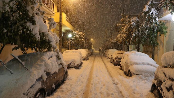 News Bilder des Tages January 24, 2022, Athens, Greece: People walk on the snow-covered street during snowstorm in Athens. The bad weather front Elpis is expected to intensify in the following hours, with heavy snowfall in the east and south of the country, very low temperatures, and strong winds in the Aegean. Athens Greece - ZUMAv62_ 20220124_zaf_v62_054 Copyright: xAristidisxVafeiadakisx