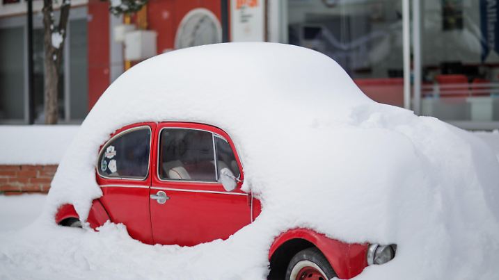 19.01.2022, Türkei, Gaziantep: Ein rotes Auto ist von einer dicken Schneeschicht bedeckt. In der Stadt Gaziantep hat es seit 54 Jahren nicht mehr so viel geschneit und die örtlichen Behörden sind bemüht, Menschen zu retten, die im Verkehr stecken geblieben sind. In großen Teilen der Türkei herrscht starker Schneefall, der zu Behinderungen auf Straßen, Autobahnen und in Schulen führt. Foto: Muhammed Ibrahim Ali/IMAGESLIVE via ZUMA Press Wire/dpa +++ dpa-Bildfunk +++