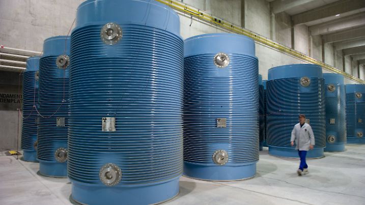 ARCHIV - Ein Mitarbeiter geht am 26.10.2010 in der Halle 8 des atomaren Zwischenlagers Lubmin an Castorbehältern mit hoch radioaktivem Abfall aus den Kernkraftwerken Rheinsberg und Lubmin vorbei. Die Sicherheitsüberprüfung aller deutschen Atommüll-Zwischenlager, darunter auch das in Lubmin, soll in diesem Jahr abgeschlossen werden. Foto: Stefan Sauer dpa/lmv (zu lmv 0717 vom 13.02.2012)  +++(c) dpa - Bildfunk+++