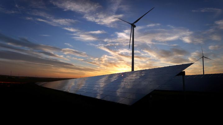 ARCHIV - 02.06.2021, Bayern, Kitzingen: Windräder und eine Solaranlage in Unterfranken. Der auch im Ökostrom-Geschäft tätige Baywa-Konzern kritisiert Pläne der EU, Investitionen in Atomkraft für nachhaltig zu erklären. Foto: Karl-Josef Hildenbrand/dpa +++ dpa-Bildfunk +++
