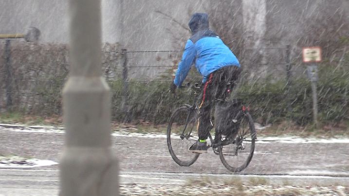 20.01.2022, Hamburg: Ein Fahrradfahrer fährt im dichten Schneeregen. Über dem Hamburger Stadtgebiet waren am Nachmittag teils starke Schnee- und Graupelschauer niedergegangen. Der Deutsche Wetterdienst warnte für Hamburg und Schleswig-Holstein im Binnenland vor Windböen der Stärke 7 (um 55 km/h), in Schauernähe vor stürmischen Böen der Stärke 8 aus Nordwest. Foto: Jonas Walzberg/dpa +++ dpa-Bildfunk +++